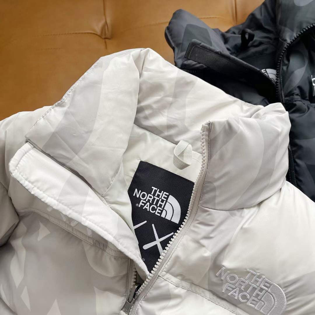 TNF x kaws 羽絨